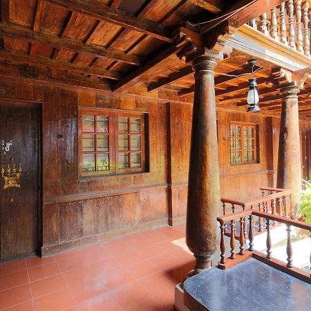 Rossitta Wood Castle Bed & Breakfast Kochi Bagian luar foto