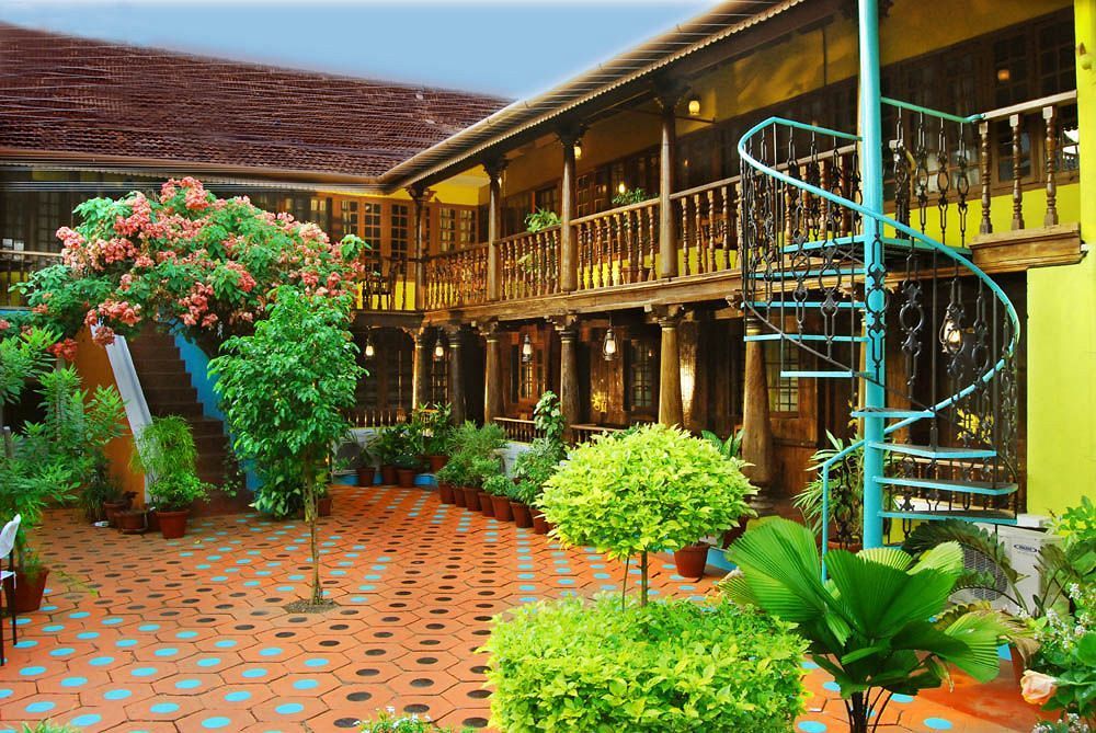 Rossitta Wood Castle Bed & Breakfast Kochi Bagian luar foto