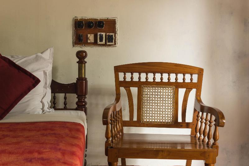 Rossitta Wood Castle Bed & Breakfast Kochi Bagian luar foto