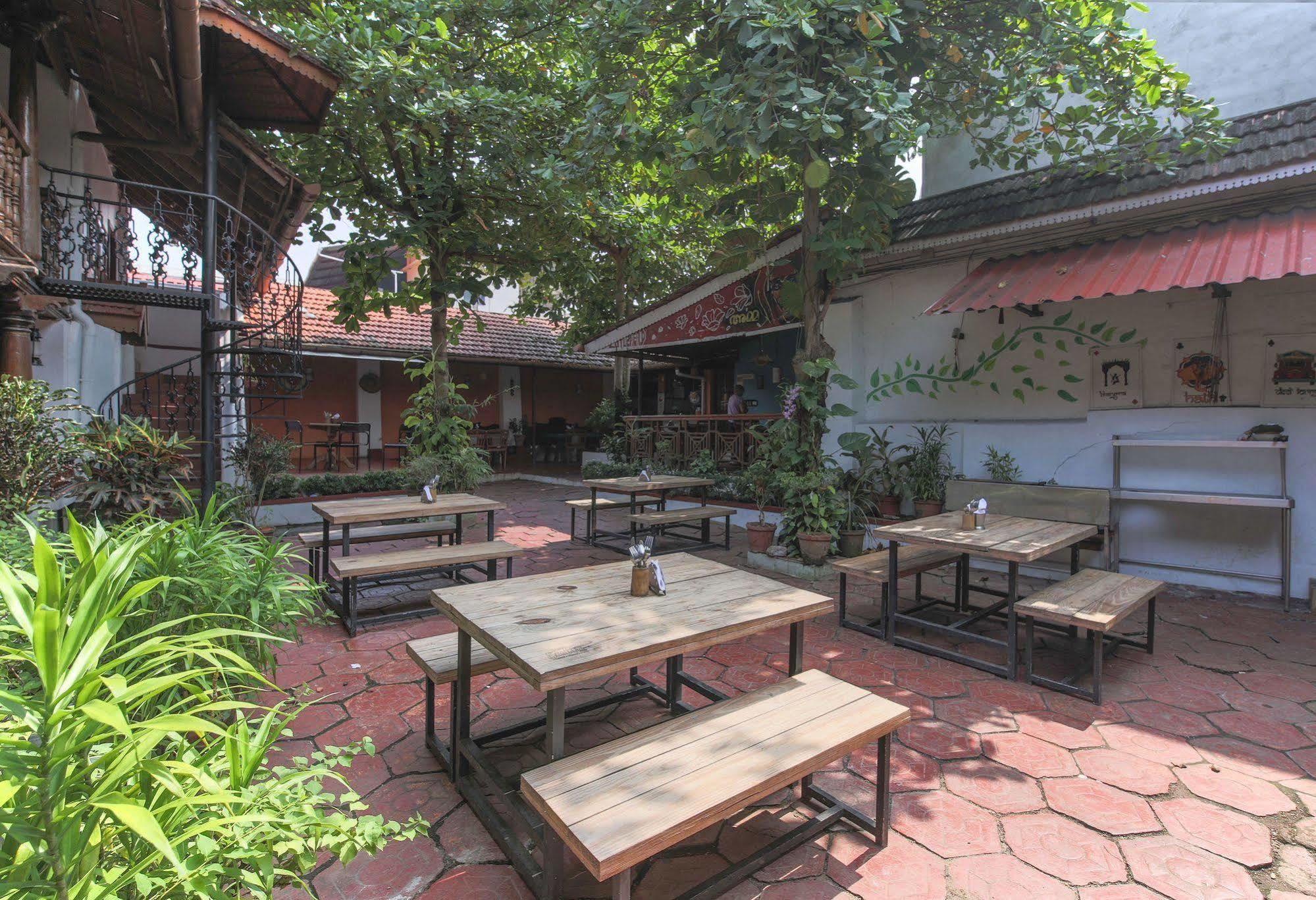 Rossitta Wood Castle Bed & Breakfast Kochi Bagian luar foto