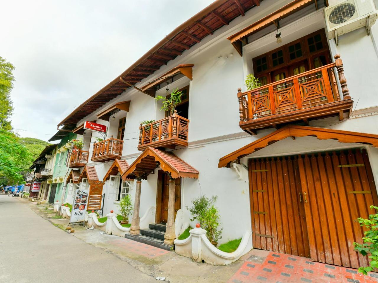 Rossitta Wood Castle Bed & Breakfast Kochi Bagian luar foto