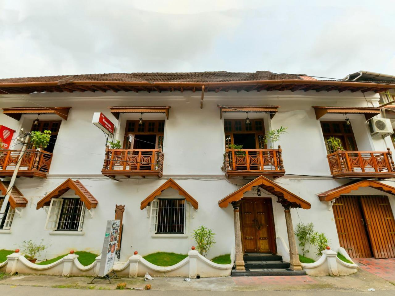 Rossitta Wood Castle Bed & Breakfast Kochi Bagian luar foto