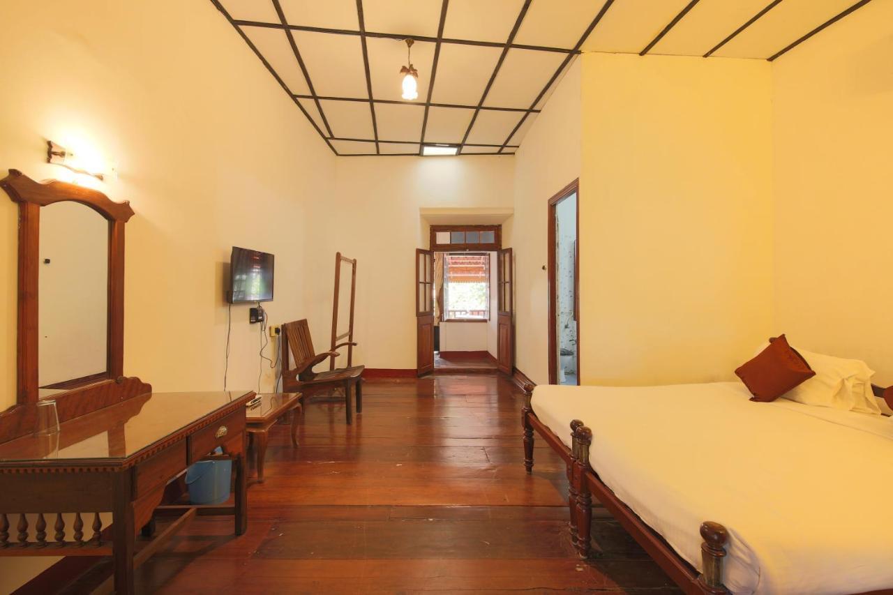 Rossitta Wood Castle Bed & Breakfast Kochi Bagian luar foto