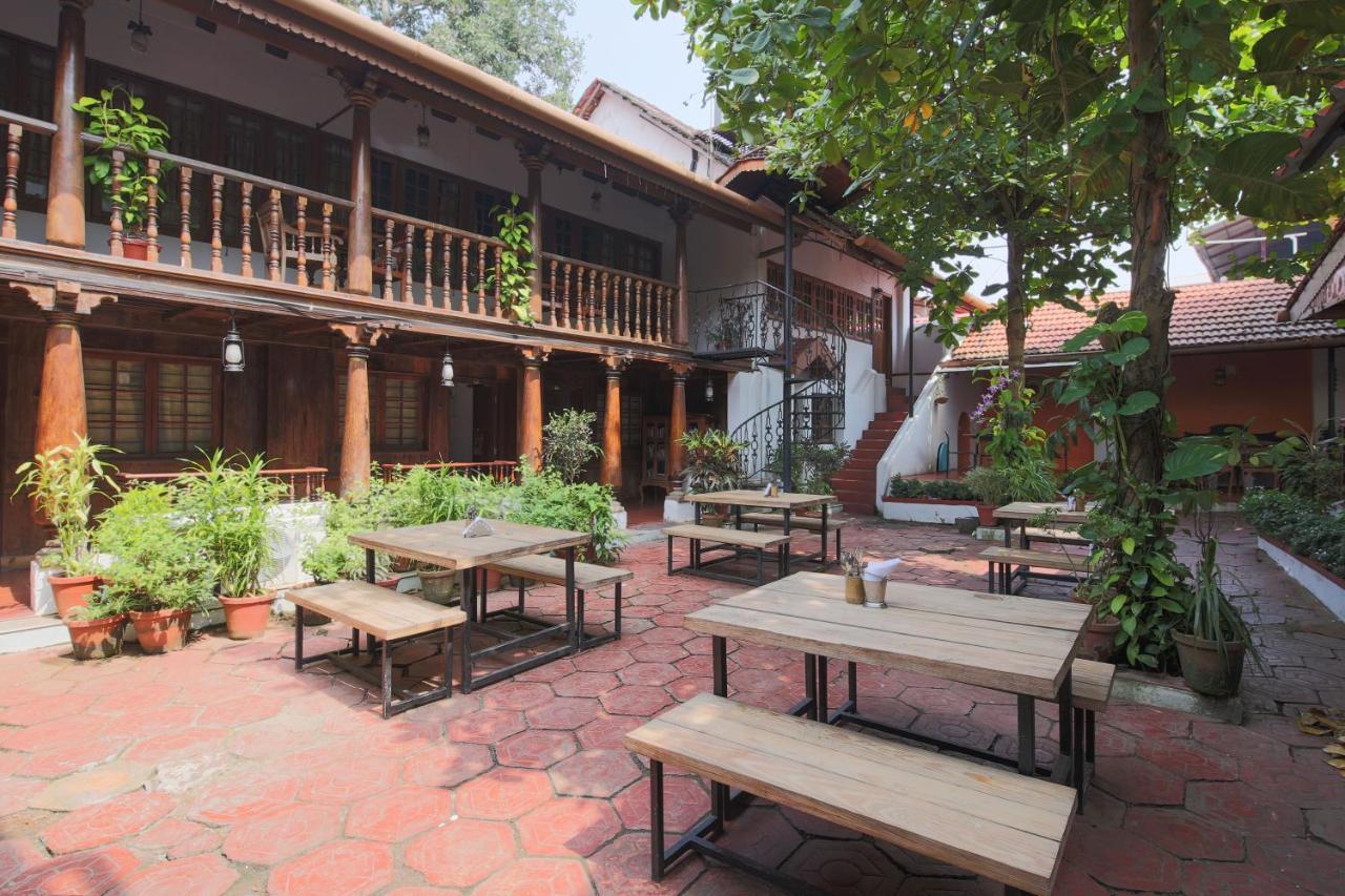 Rossitta Wood Castle Bed & Breakfast Kochi Bagian luar foto