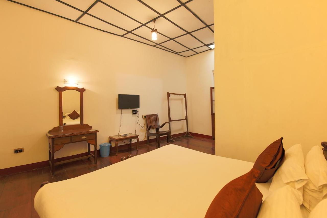 Rossitta Wood Castle Bed & Breakfast Kochi Bagian luar foto